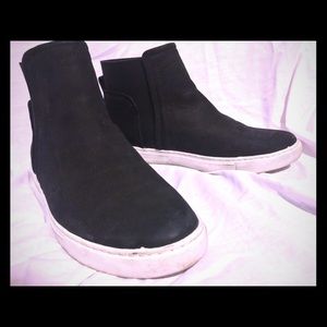 Kenneth Cole Reaction short suede bootie